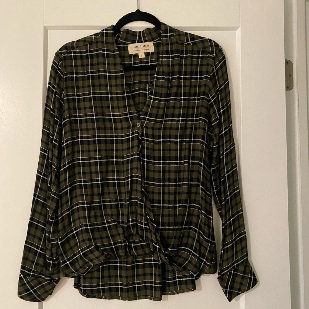Cloth & Stone Plaid Twist front long sleeve blouse